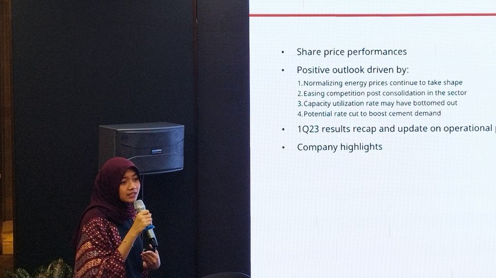 Research Analyst Mirae Asset Sekuritas Emma Almira Fauni dalam acara Media Day: June 2023 bertajuk Cement Industry Outlook will Build Positive Pathway for IHSG yang diadakan oleh Mirae Asset Sekuritas, di Jakarta, Kamis (8/6/2023).