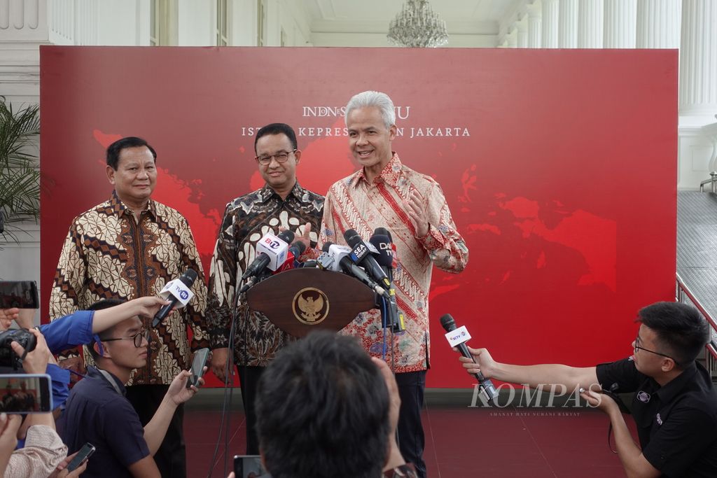 Tiga calon presiden yang akan maju di Pemilihan Presiden 2024, dari kiri ke kanan, Prabowo Subianto, Anies Baswedan, dan Ganjar Pranowo, saat memberikan keterangan kepada awak media di Kompleks Istana Kepresidenan Jakarta, Senin (30/10/2023).