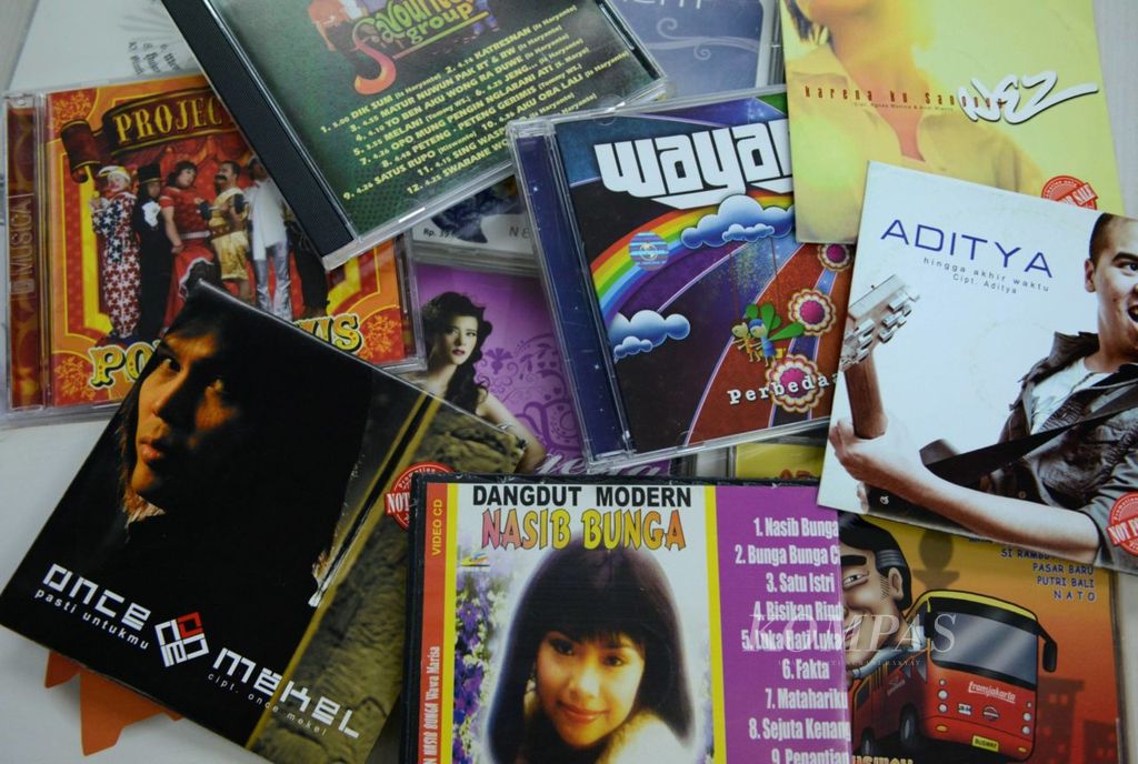 Contoh cakram padat asli yang berisi lagu-lagu karya musisi Indonesia, (18/9/2015). Maraknya pembajakan karya cipta termasuk musik merugikan musisi sebagai pelaku industri kreatif. Menurut data Asosiasi Industri Rekaman Indonesia sejak tahun 2007 lalu, industri musik bajakan telah menguasai 95,7 persen pasar.