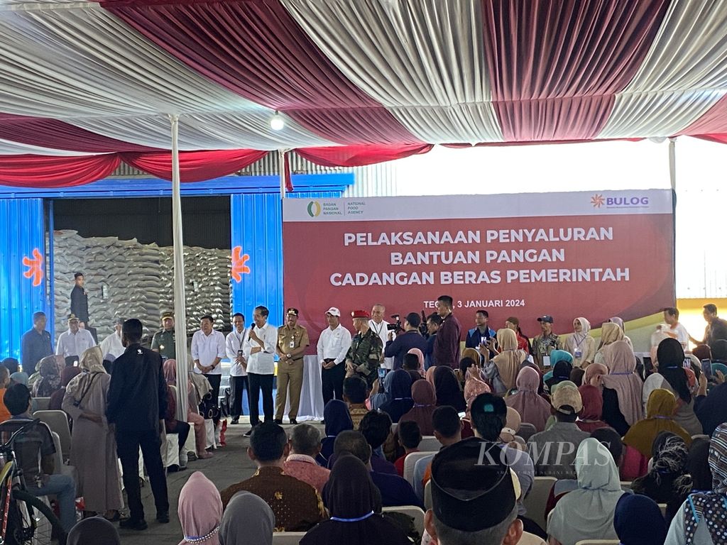President Joko Widodo delivered a speech at the Logistics Business Warehouse in the Munjung Agung area of the Kramat District, Tegal Regency, Central Java on Wednesday (3/1/2024). In that location, the President oversaw the distribution of food aid in the form of 10 kilograms of rice to 1,000 beneficiary families.