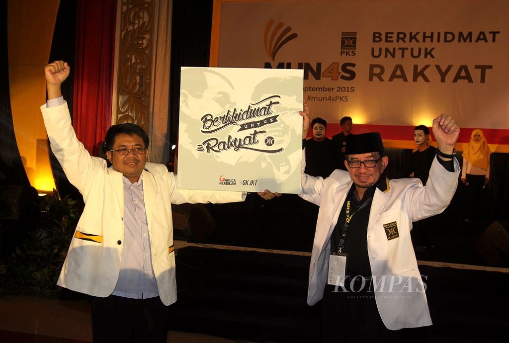 Presiden Partai Keadilan Sejahtera Sohibul Iman (kiri) bersama Ketua Majelis Syura PKS Salim Segaf Al Jufrie mengepalkan tangan dalam penutupan Musyawarah Nasional (Munas) Ke-4 PKS di Depok, Jawa Barat, Selasa (15/9/2015). Munas Ke-4 PKS ditutup dengan pengukuhan pengurus yang terdiri dari Dewan Pimpinan Pusat, Majelis Pertimbangan Partai, dan Dewan Syariah Partai untuk periode 2015-2020.