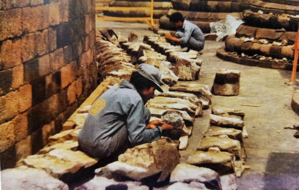 Pembongkaran batu-batu penyusun stupa Candi Borobudur, pascaledakan bom di tahun 1985