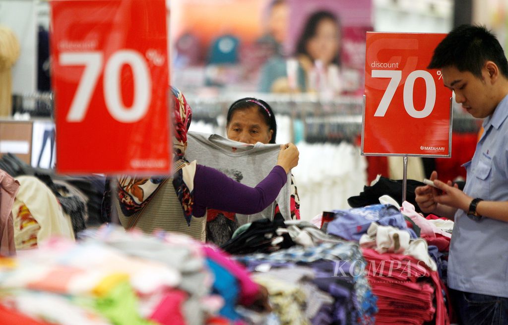 Para pembeli melihat-lihat barang yang dikenakan potongan harga di Matahari Department Store di Cyber Park, Karawaci, Tangerang, Banten, beberapa waktu lalu. 