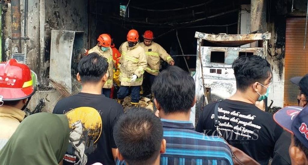 Petugas pemadam kebakaran mengevakuasi korban kebakaran di Desa Wedoro, Kecamatan Waru, Sidoarjo, Jatim, Kamis (16/6/2022).