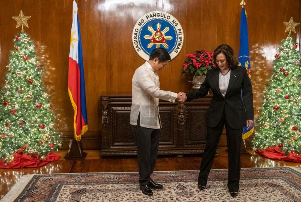 Presiden Filipina Ferdinand "Bongbong" Marcos Jr dan Wakil Presiden AS Kamala Harris berjabat tangan di Istana Malacanang di Manila, 21 November 2022. 