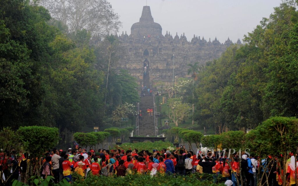 Peserta Bank Jateng Borobudur Marathon start dari Taman Lumbini di kompleks Candi Borobudur, Kabupaten Magelang, Jawa Tengah (20/11/2022). 