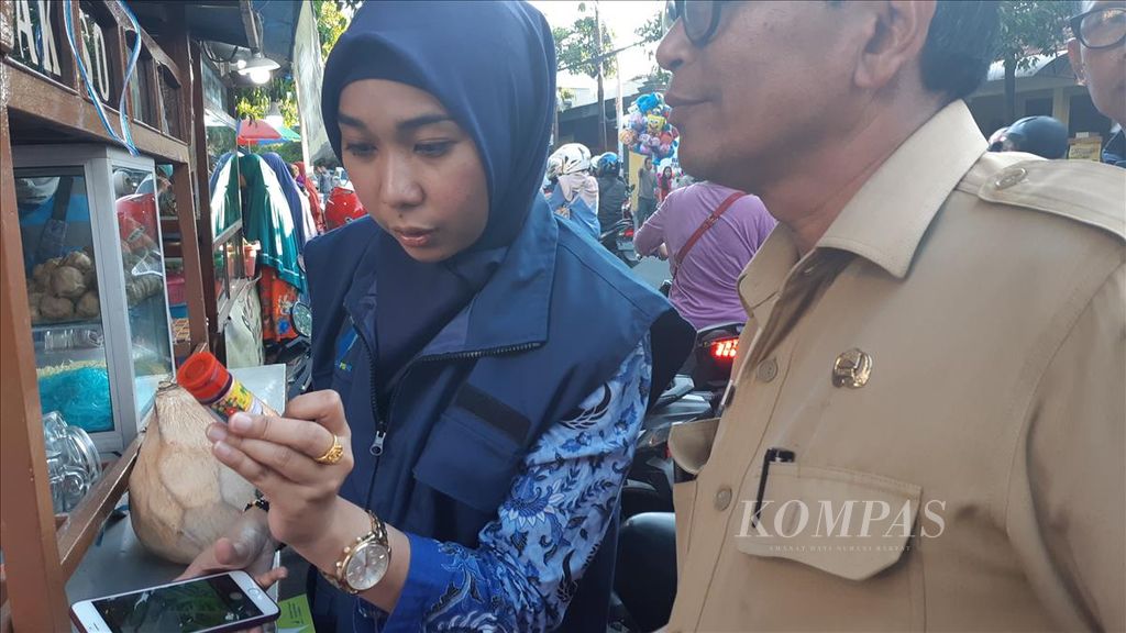 Petugas Badan Pengawas Obat dan Makanan mengecek pewarna makanan.