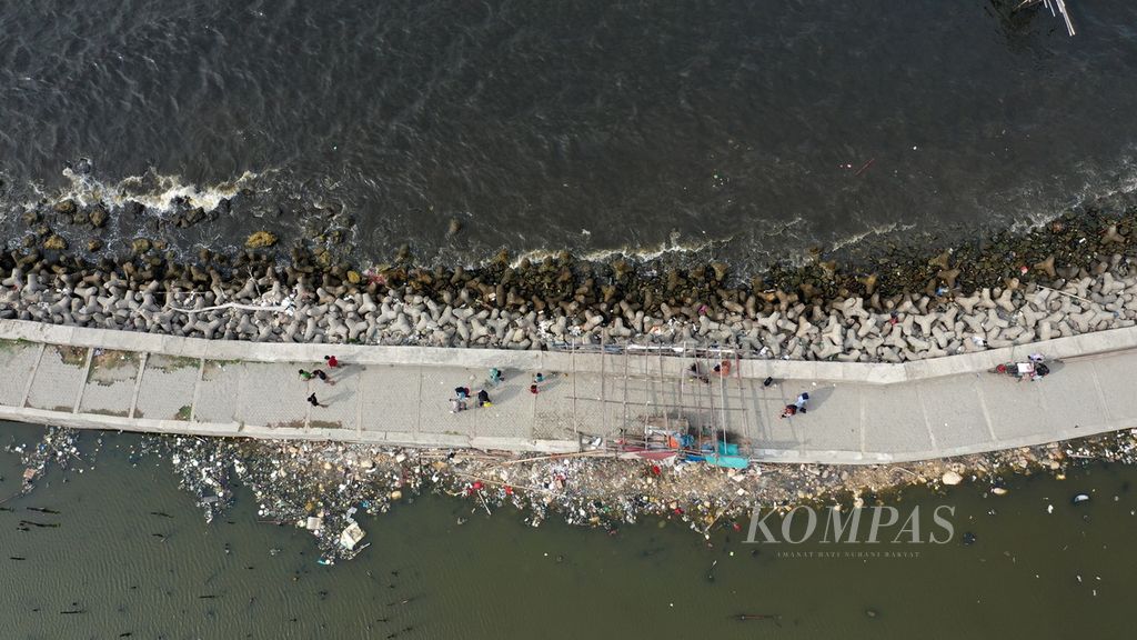 Tanggul pantai di Pantai Marunda, Cilincing, Jakarta Utara, Selasa (26/12/2023). Tanggul ini bagian dari proyek Pembangunan Kawasan Pesisir Terpadu Ibu Kota Nasional (NCICD) untuk mengatasi berbagai bencana, termasuk rob.