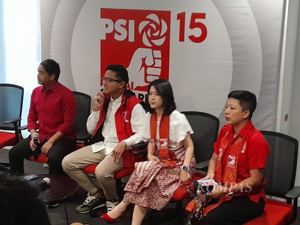 Ketua Umum Partai Solidaritas Indonesia Kaesang Pangarep dan Wakil Ketua Dewan Pembina PSI Grace Natalie, saat jumpa pers, Jumat (16/2/2024) di Kantor DPP PSI, Jakarta.