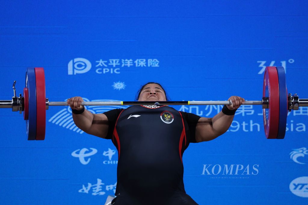 Lifter Indonesia, Nurul Akmal, tampil dalam final angkat besi kelas +87 kg putri Asian Games Hangzhou 2022 di Xiaoshan Sports Centre Gymnasium, Hangzhou, Provinsi Zhejiang, China, Sabtu (7/10/2023). Nurul Akmal berada di urutan ke-4 dengan total angkatan 261 kg.
