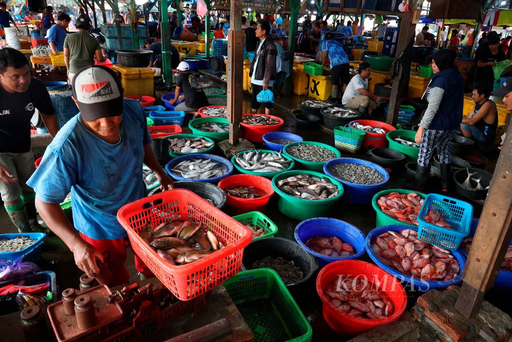 Beragam jenis ikan budidaya, antara lain nila dan bandeng, yang dijual di Pasar Ikan Pengapon, Kota Semarang, Jawa Tengah, Rabu (23/8/2023). Setiap sore, pasar tersebut menampung komoditas perikanan laut dan air tawar yang akan didistribusikan ke sejumlah daerah.