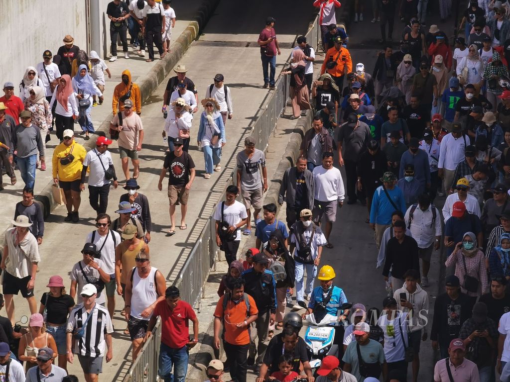 Penonton melewati terowongan seusai menonton balapan kedua di hari ketiga Kejuaraan Dunia Superbike atau WSBK Mandalika, Kuta, Pujut, Lombok Tengah, Nusa Tenggara Barat, Minggu (5/3/2023). Total penonton selama tiga hari penyelenggaraan kejuaraan tersebut mencapai 59.000 orang.