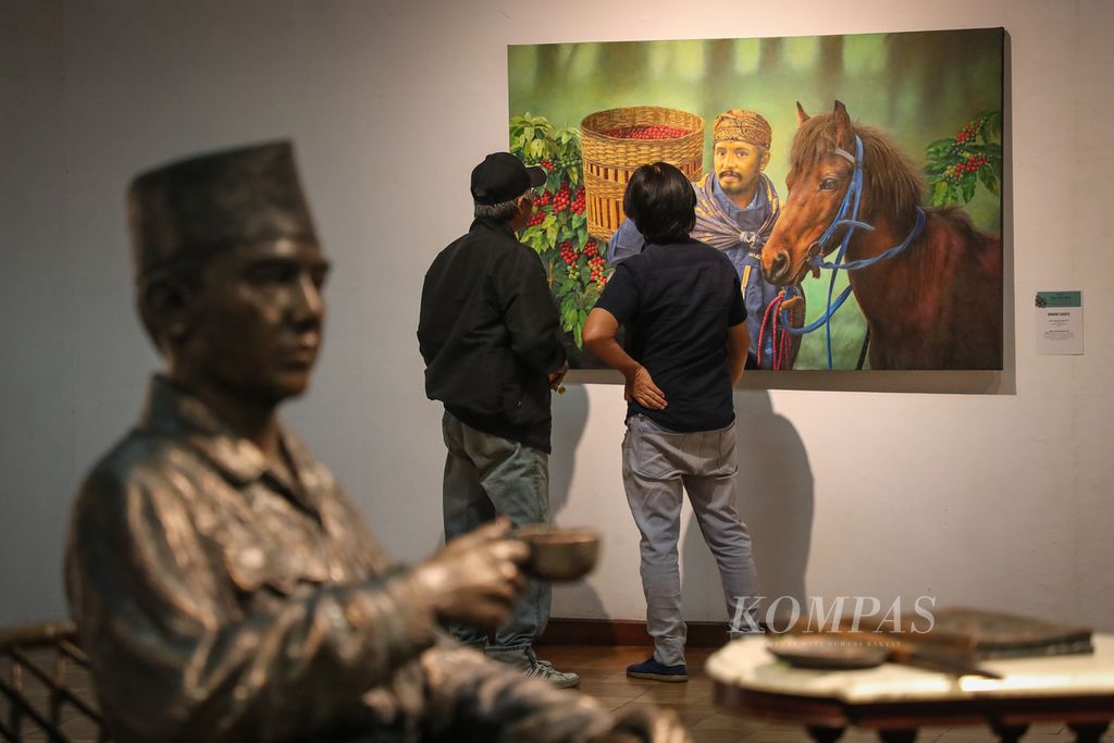 Pengunjung mengamati karya berjudul Arek Tengger Panen Kopi oleh Bambang Sudarto dalam pameran seni rupa dan perjalanan kopi Indonesia, Road to Max Havelaar, di Bentara Budaya Jakarta, Kamis (5/10/2023). 