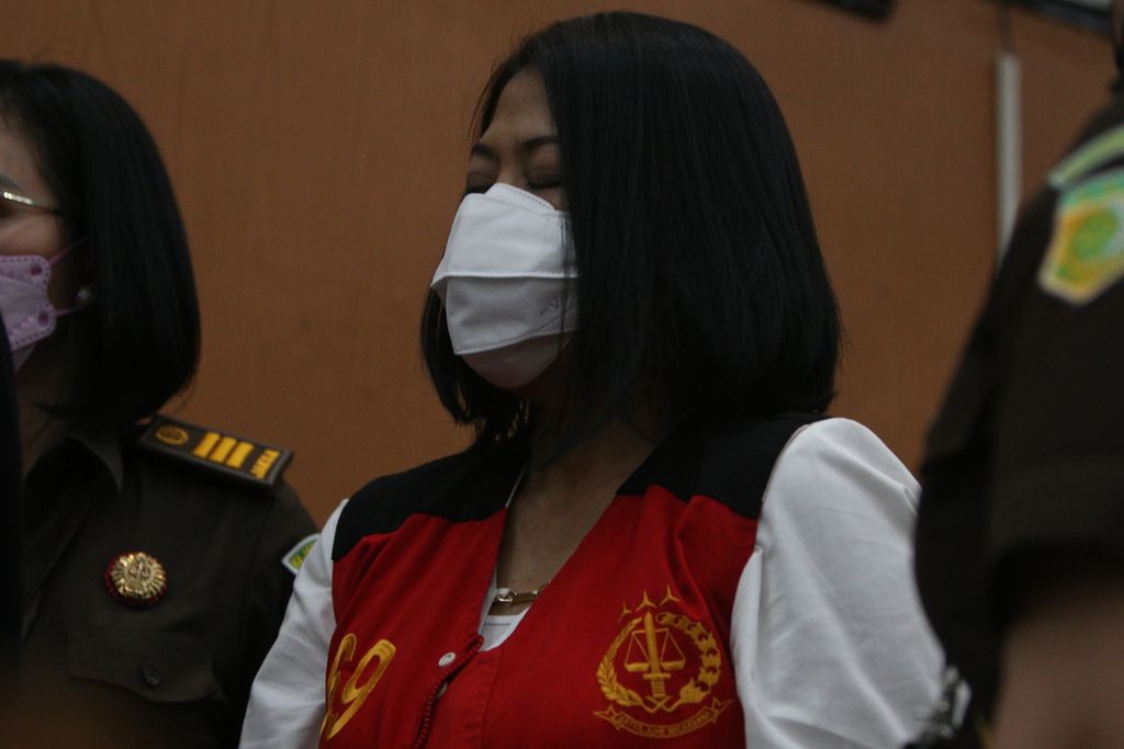 Putri Candrawati leaves the courtroom after the trial process was suspended at the South Jakarta District Court, on Monday (17/10/2022).