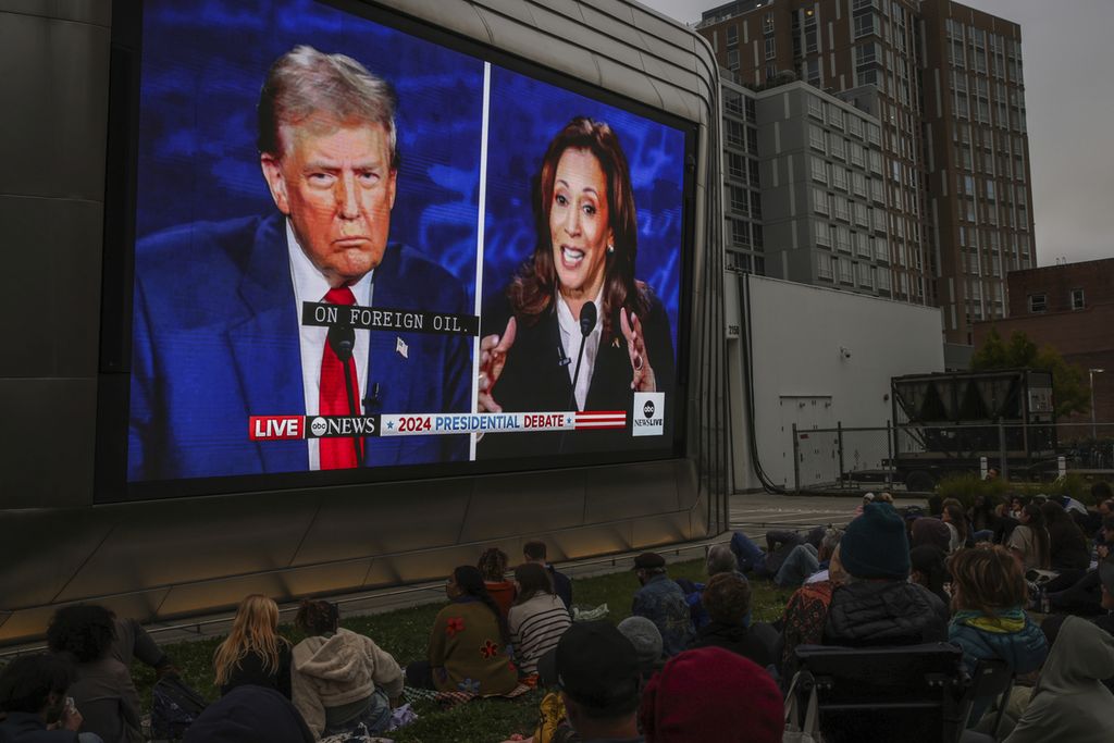 Warga di Berkeley, California, menyaksikan Debat Calon Presiden Amerika Serikat Donald Trump (kiri) dan Kamala Harris pada Selasa (10/9/2024).