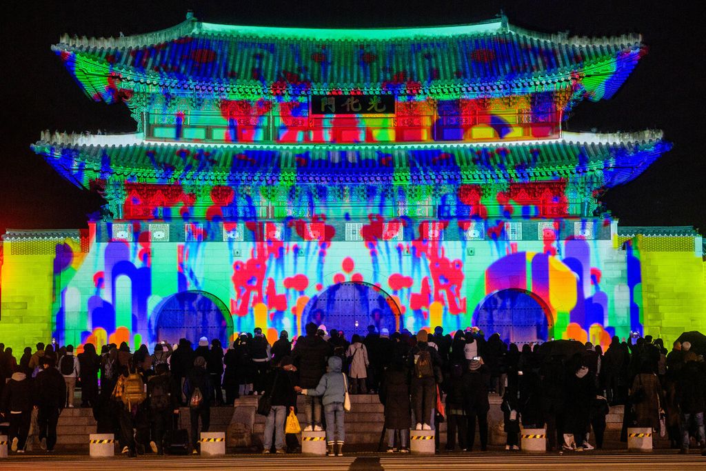 Masyarakat menonton pertunjukan cahaya di Gerbang Gwanghwamun, Istana Gyeongbok pada malam pembukaan Seoul Winter Festa di Seoul, Korea Selatan, Jumat (15/12/2023). Pertunjukan berlangsung hingga 21 Januari 2024. 