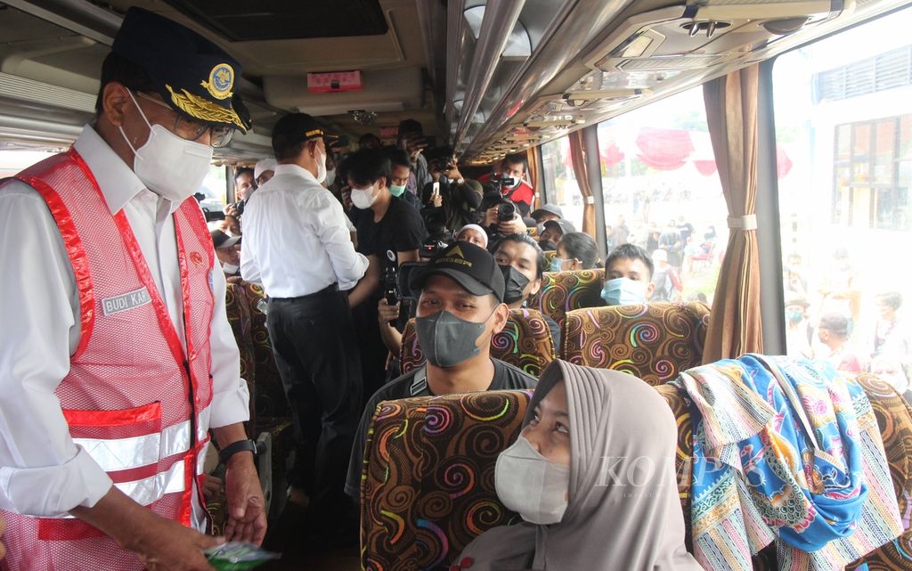 Menteri Perhubungan Budi Karya Sumadi menyapa penumpang yang mengikuti mudik gratis di Terminal Jatijajar, Kota Depok, Jawa Barat, Kamis (28/4/2022).  