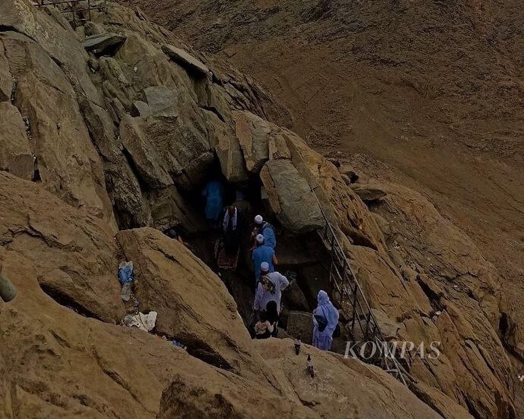  Sejumlah peziarah sedang mengunjungi Goa Hiro di puncak Jabal Nur di Mekkah, Arab Saudi, Senin (1/8/2022) pagi. Gua Hiro merupakan salah satu situs bersejarah tempat Nabi Muhammad SAW menyendiri dan kemudian menerima wahyu pertama.
