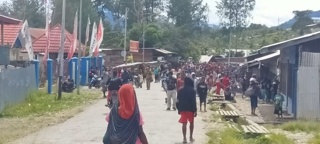 Aktivitas masyarakat di Distrik Sugapa, ibu kota Kabupaten Intan Jaya, Papua, 26 Februari 2021.