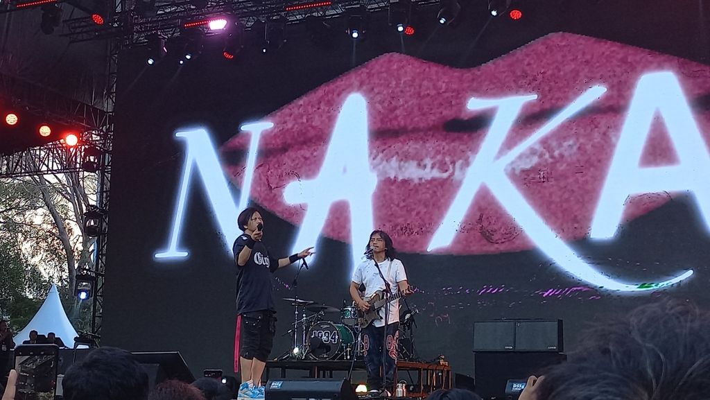 Armand Maulana, vokalis Gigi, mengarahkan mikrofon ke arah penonton untuk bersama-sama melantunkan lagu “Nakal” di panggung District, Synchronize Festival 2024, di Gambir Expo, Kemayoran, Jakarta Utara, Minggu (6/10/2024).