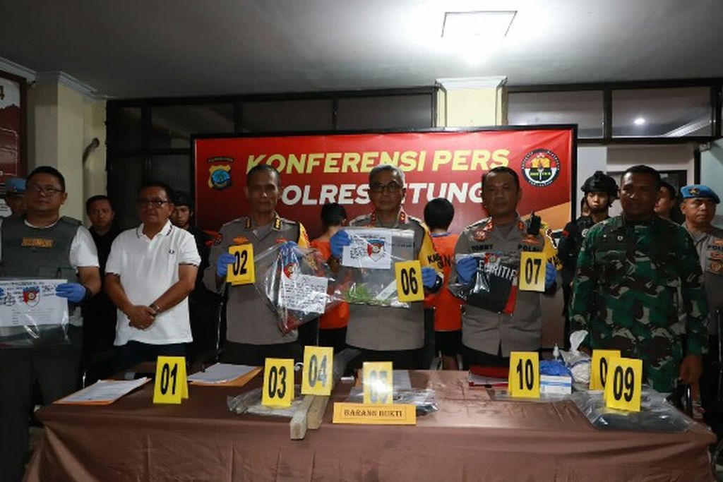 Kepala Polda Sulut Inspektur Jenderal Setyo Budiyanto (tengah) memimpin konferensi pers, Minggu (26/11/2023), tentang penangkapan tersangka penganiayaan, pembunuhan, dan perusakan properti yang terjadi di Bitung, Sulawesi Utara, sehari sebelumnya. Hingga Senin (27/11/2023) malam, sembilan tersangka telah diamankan.