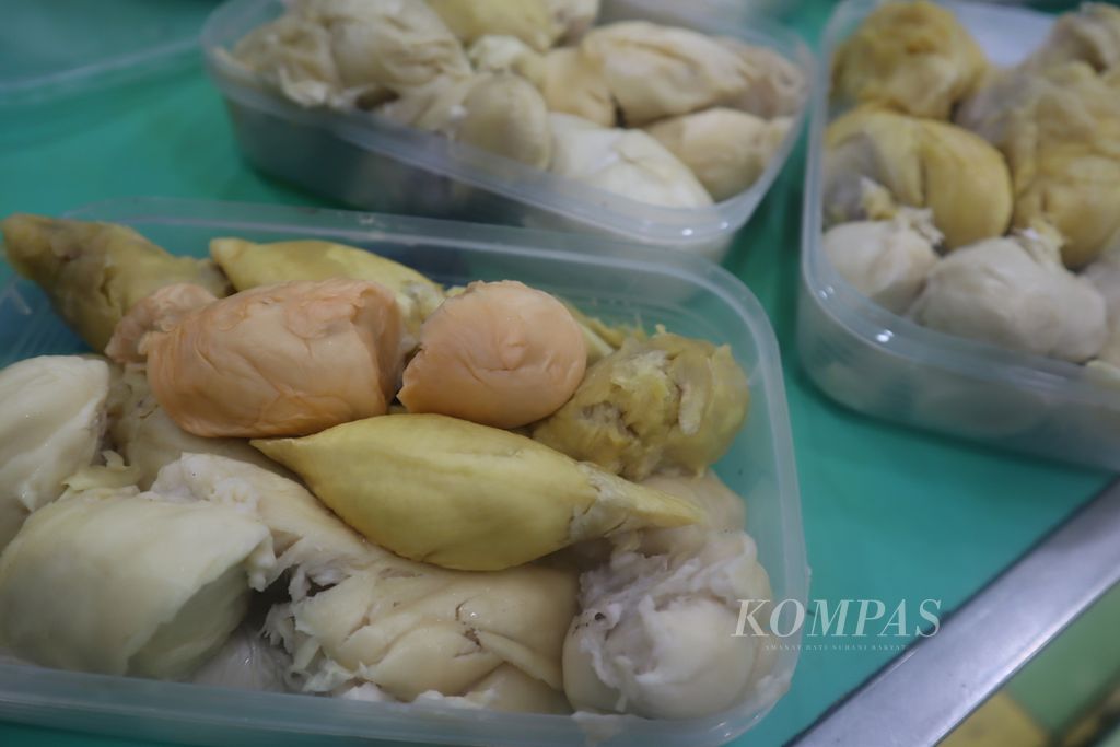 Durian akan dikemas dalam kotak plastik di lapak durian Ucok Durian, Jalan Wahid Hasyim, Medan, Senin, (2/5/2022).