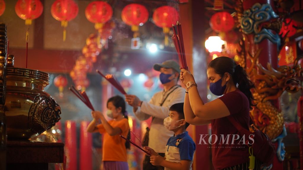 Warga keturunan Tionghoa bersembahyang di Kelenteng Hok Lay Liong di Margahayu, Kota Bekasi, Jawa Barat, Jumat (20/1/2023) malam. Kelenteng pertama dan terbesar di Kota Bekasi tersebut siap menyambut tahun baru Imlek 2023.  