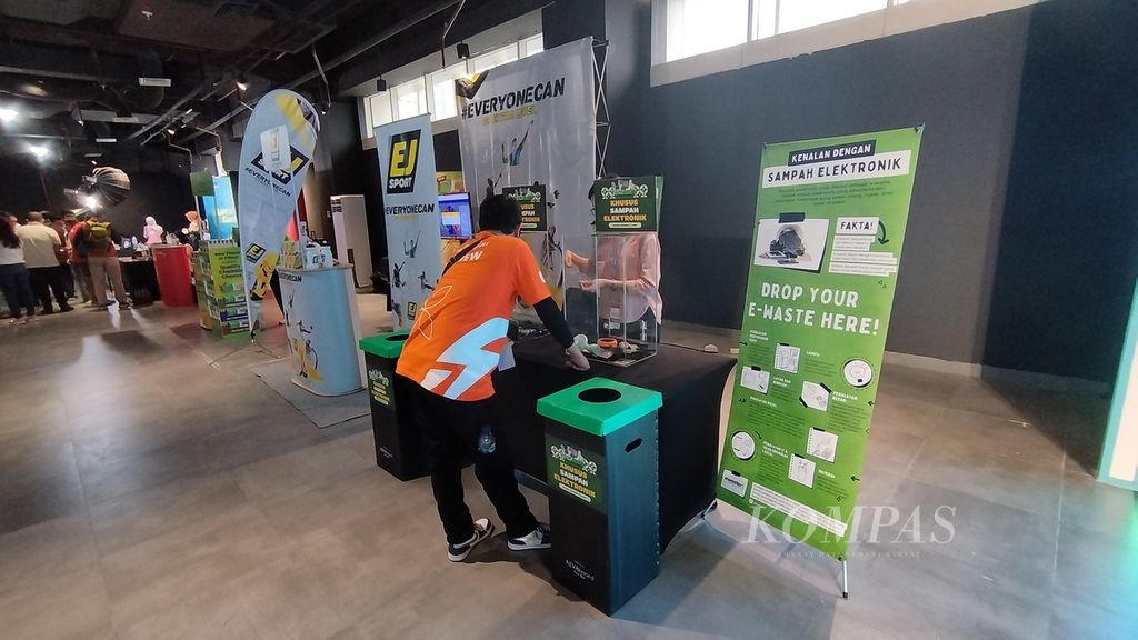 Kotak pengumpulan sampah elektronik disediakan bagi para peserta dan masyarakat umum di area pengambilan perlengkapan lari atau <i>race pack</i> PLN Electric Run 2023 di Gedung Sarinah, Jakarta, Jumat (8/12/2023).