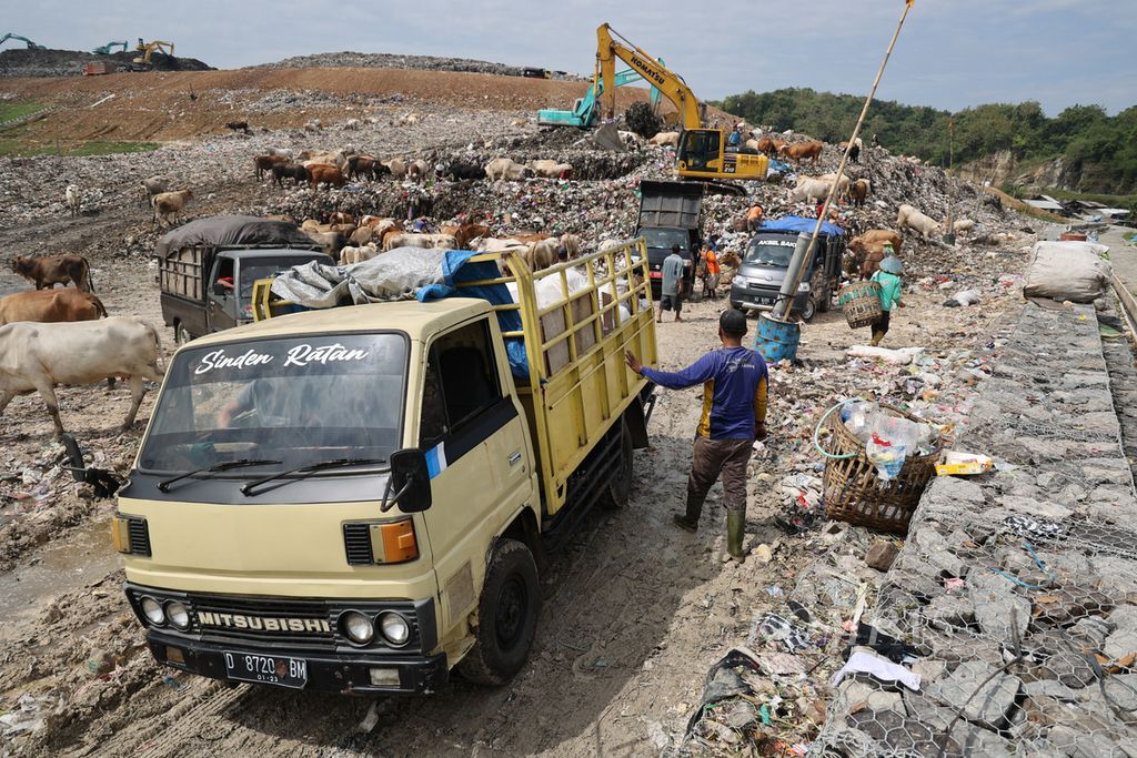 Aktivitas pembuangan sampah di TPA Regional Piyungan, Bantul, DIY, Kamis (12/5/2022). 