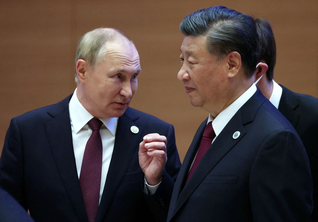 Presiden Rusia Vladimir Putin (kiri) berbicara dengan Presiden China Xi Jinping pada KTT Organisasi Kerja Sama Shanghai (SCO) di Samarkand. Uzbekistan, 16 September 2022. 