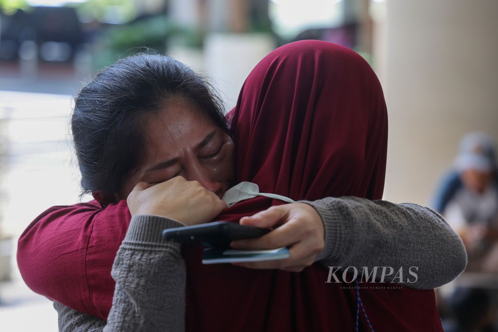 Pekerja Migran Indonesia Nuraini (39) disambut haru oleh keluarganya yang menjemput kedatangan pekerja tersebut di Bandara Internasional Yogyakarta, Kulon Progo, DI Yogyakarta, Senin (17/4/2023).  