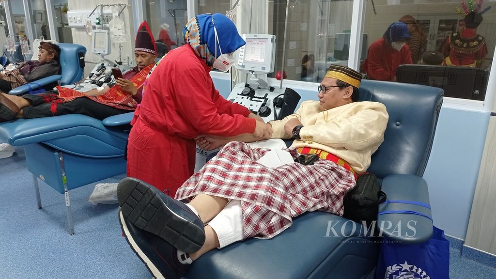 Suasana donor trombosit di Unit Transfusi Darah RS Kanker Dharmais, Jakarta Barat, Kamis (17/8/2023). Donor trombosit ini sangat diperlukan pasien yang terganggu sistem pembekuan darahnya karena sering mendapatkan pengobatan dengan radiasi, kemoterapi, atau cangkok stemsel, leukimia, kanker, kelainan darah serta demam berdarah dengue (DBD).