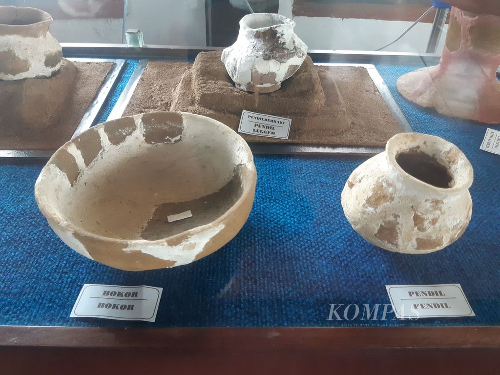 Bokor dan pendil tersimpan dalam Museum Situs Taman Purbakala Cipari di Kelurahan Cipari, Kecamatan Cigugur, Kabupaten Kuningan, Jawa Barat, Jumat (18/11/2022). Benda purbakala itu ditemukan saat eskavasi pada 1970-an.