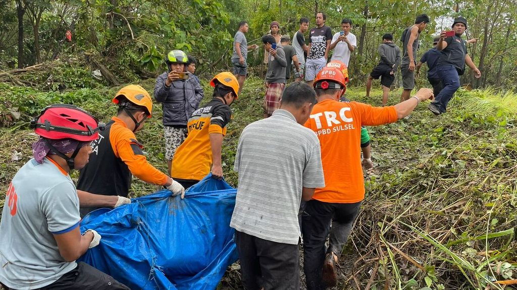 Petugas SAR gabungan mengevakuasi seorang warga yang menjadi korban banjir di Kota Parepare, Sulawesi Selatan, Kamis (2/2/2023). Banjir itu menyebabkan dua warga tewas.