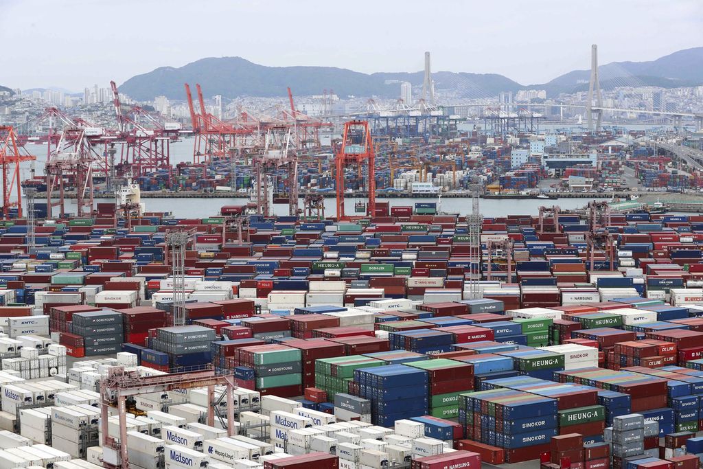 Tumpukan kontainer di area pelabuhan di Busan, Korea Selatan, Senin (13/6/2022), di tengah berlangsungnya unjuk rasa para sopir truk dalam sepekan terakhir. 