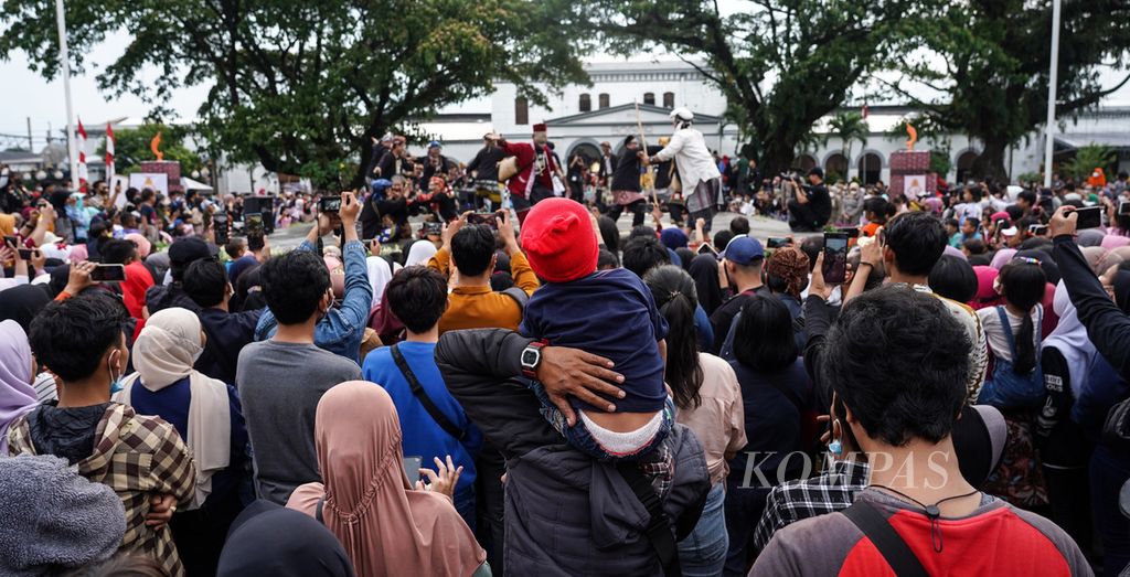 Warga yang berkerumun menonton kesenian yang mengisi acara Hari Jadi Bogor di Taman Alun-alun Kota Bogor, Kota Bogor, Jumat (3/6/2022). 