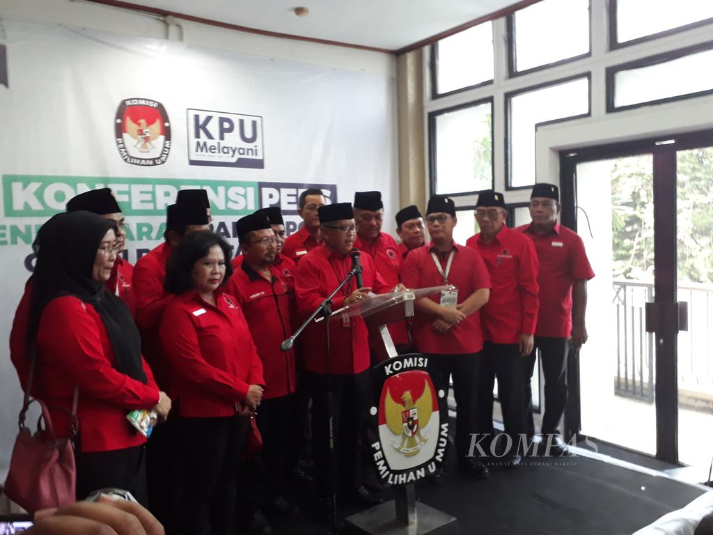 Pengurus DPP PDI-P memberi keterangan pers seusai menyerahkan berkas pendaftaran partai politik peserta Pemilu 2019 di Gedung KPU di Jakarta, Rabu (11/10)