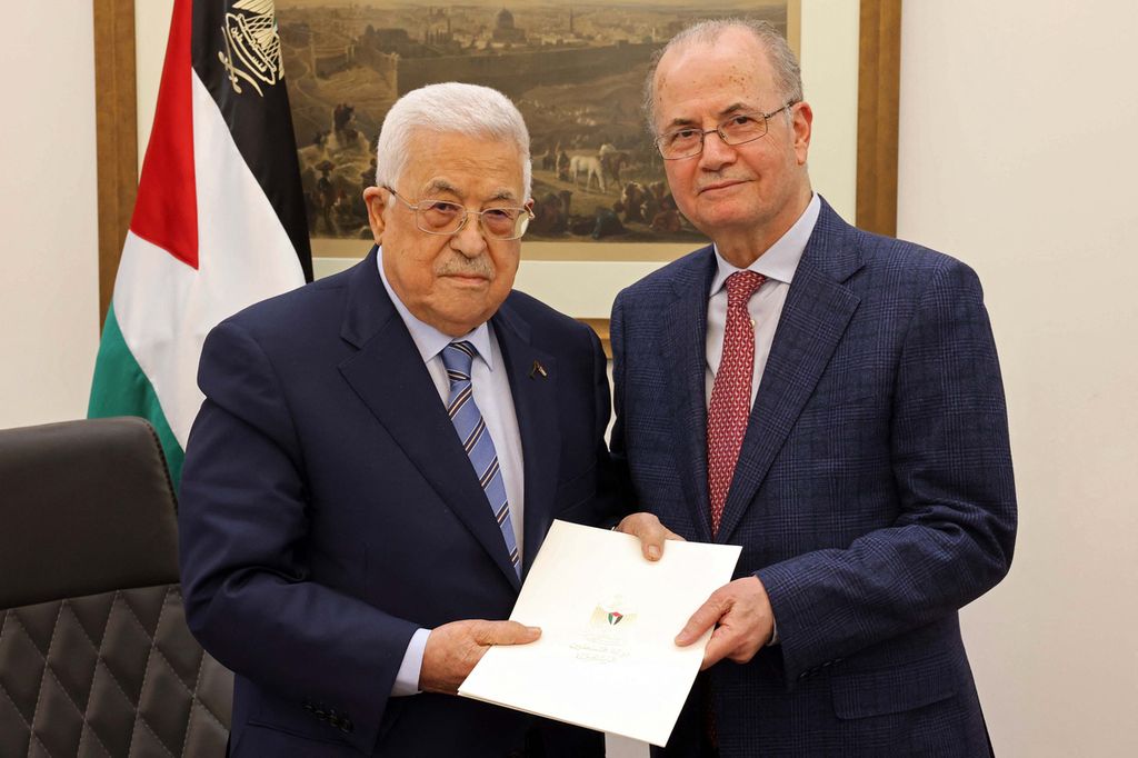 Foto selebaran yang disediakan Biro Pers Otoritas Palestina menunjukkan Presiden Palestina Mahmoud Abbas (kiri) berfoto bersama Perdana Menteri Palestina Mohammad Mustafa yang baru ditunjuk, 14 Maret 2024, di Ramallah, Tepi Barat. 