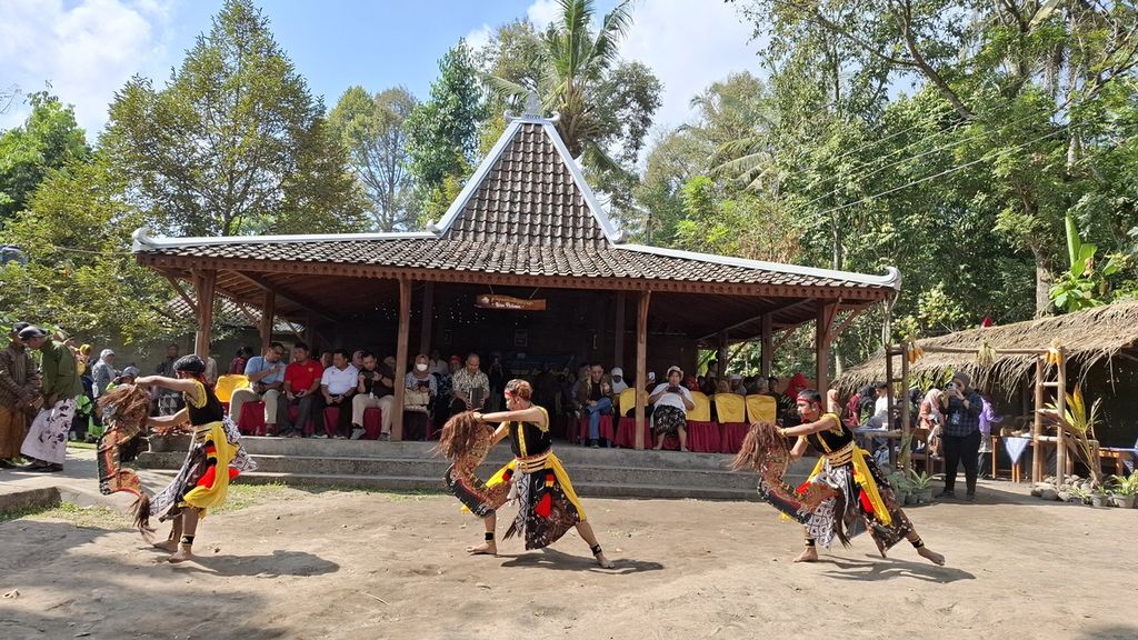 Pertunjukan kuda lumping di Kebon Pasinaon Living Museum di Dusun Glagah, Desa Sirahan, Kecamatan Salam, Kabupaten Magelang, Jawa Tengah.