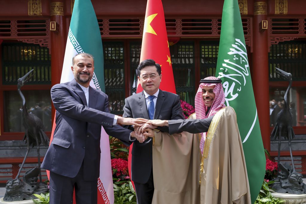 Foto yang dirilis oleh kantor berita China, Xinhua, ini memperlihatkan Menteri Luar Negeri Iran Hossein Amirabdollahian (kiri) berjabat tangan dengan Menlu Arab Saudi Pangeran Faisal bin Farhan al-Saud (kanan) dengan ditengahi oleh Menlu China Qin Gang di Beijing, China, Kamis (6/4/2023). 