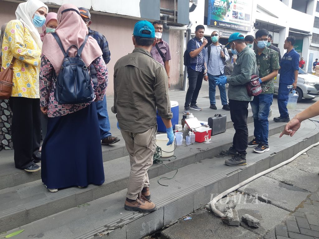 Sejumlah petugas mengambil sampel udara dan air di sekitar <i>septic tank</i> di Cirebon Super Blok atau CSB Mall, Kota Cirebon, Jawa Barat, Kamis (18/4/2024). Sebanyak empat teknisi meninggal dalam tangki septik itu pada Selasa (9/4/2024) lalu. Polisi masih menyelidiki kasus tersebut.