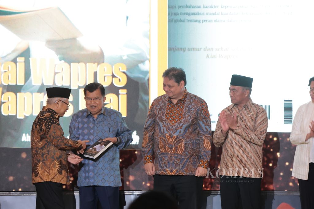 Perayaan 80 tahun Wakil Presiden Maruf Amin ditandai dengan peluncuran buku <i>Wapres Kiai, Kiai Wapres</i>, Sabtu (11/3/2023) di Jakarta. Buku kemudian dibagikan kepada para undangan, seperti wapres kesepuluh dan kedua belas Jusuf Kalla, para menteri, ulama, pengusaha, dan praktisi media.
