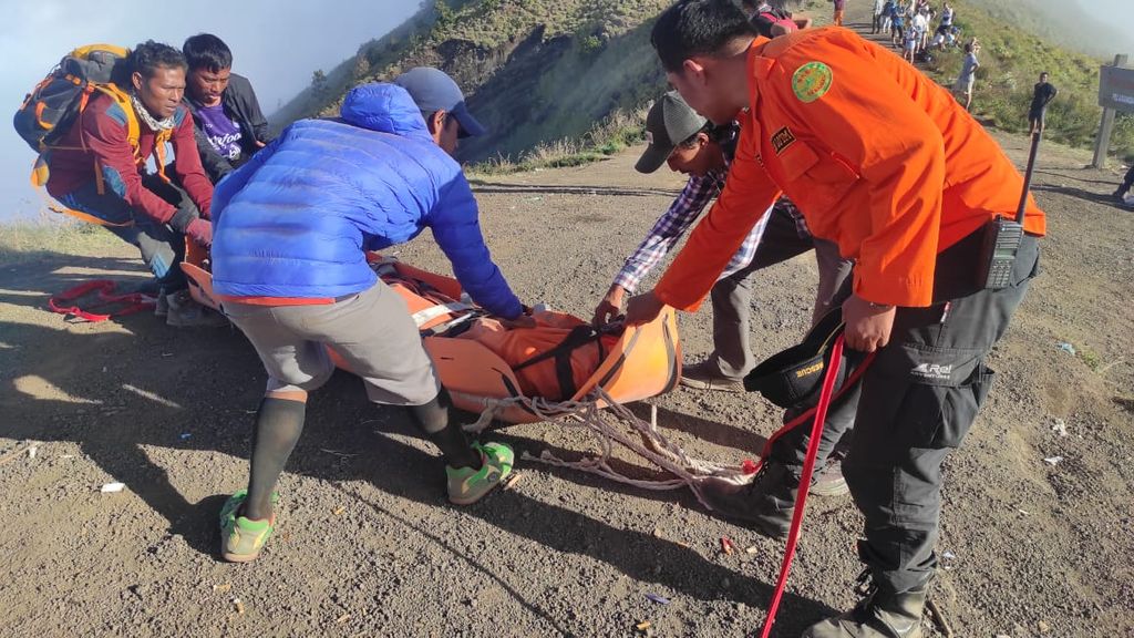 Tim gabungan memasukkan jenazah pendaki asal Portugal setelah berhasil dievakuasi, Senin (22/8/2022). Sebelumnya, pendaki itu terjatuh saat berswafoto dari tepi jurang di puncak Rinjani pada Jumat (19/8/2022).