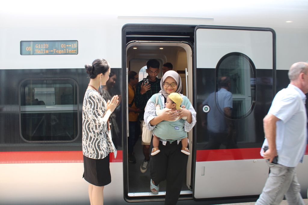 Passengers get off the Whoosh fast train at Padalarang High Speed ​​Train Station, West Bandung Regency, West Java, Wednesday (4/10/2023). This station serves passengers going to Bandung City using feeder trains.