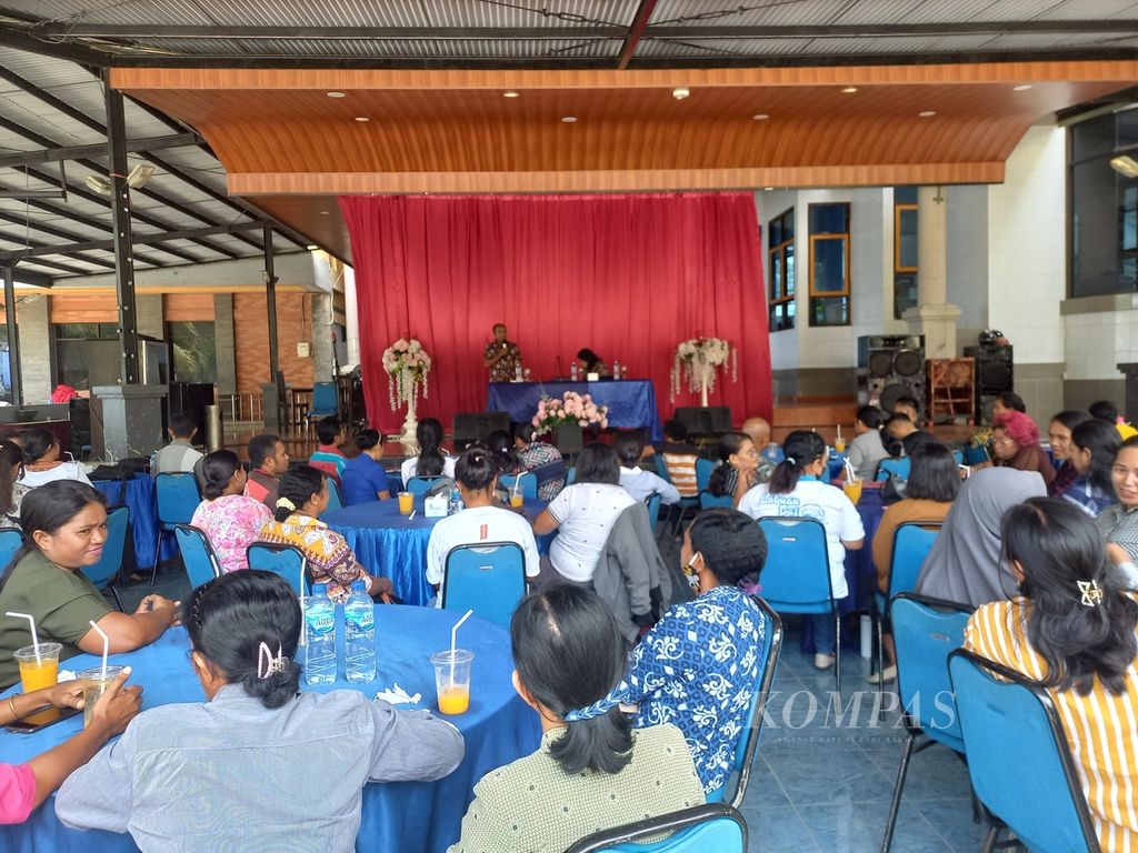 Perwakilan guru honorer yang lulus P1 2021 dari Kota Kupang, Kabupaten Kupang, dan Timor Tengah Selatan, mewakili 1.298 guru honorer lain dari 22 kabupaten/kota di NTT, melakukan pertemuan dengan anggota Komisi X DPR RI daerah pemilihan NTT, di Kupang, Sabtu (19/11/2022). 
