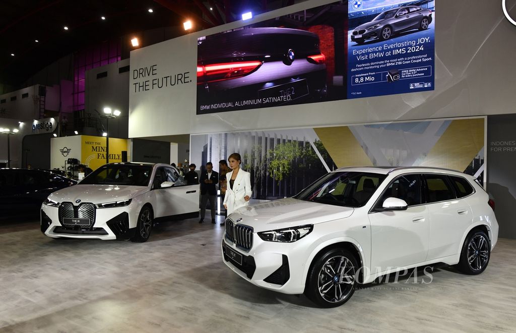 BMW Indonesia meluncurkan BMW iX1 eDrive20 (kanan) dan BMW iX xDrive50 di ajang Indonesia International Motor Show (IIMS) 2024 yang berlangsung di JIExpo Kemayoran, Jakarta, Kamis (15/2/2024). 