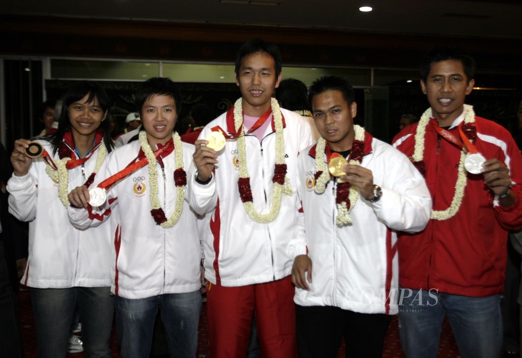 Tim bulu tangkis Indonesia (dari kiri ke kanan), Maria Kristin, Liliyana Natsir, Hendra Setiawan, Markis Kido, dan Nova Widianto, tiba kembali di Indonesia, Selasa (19/8/2008). Bulu tangkis Indonesia di Olimpiade Beijing 2008 meraih 1 medali emas, 1 perak, dan 1 perunggu.