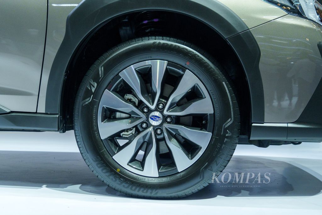 Pelek Subaru Outback dan tinggi kolong yang cukup jauh dari permukaan tanah menjadi keunggulan model terbaru Subaru di Indonesia ini. 