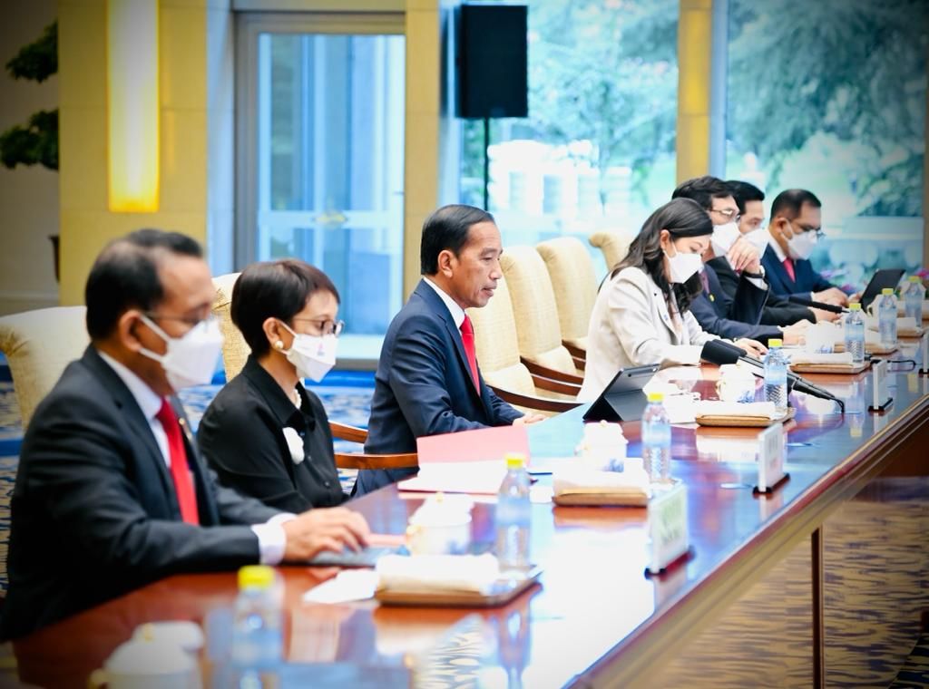 Dalam pertemuan bilateral dengan PM China Li Keqiang, Selasa (26/7/2022), Presiden Joko Widodo didampingi Menteri Koordinator Bidang Kemaritiman dan Investasi Luhut Binsar Pandjaitan (ketiga dari kanan), Menteri Luar Negeri Retno Marsudi (kedua dari kiri), Menteri Sekretaris Negara Pratikno (kiri), Menteri BUMN Erick Thohir (kedua dari kanan), Menteri Investasi/Kepala BKPM Bahlil Lahadalia, dan Duta Besar RI di Beijing Djauhari Oratmangun (kanan).