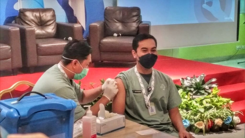Tenaga kesehatan tengah mendapatkan vaksinasi influenza kuadrivalen di RSUD Pasar Minggu, Jakarta Selatan, Kamis (11/5/2023).